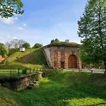Huge 5 Bedrooms Apartment Near Prague Castle