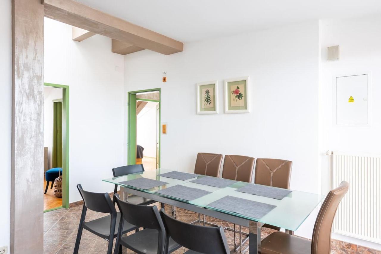 Huge 5 Bedrooms Near Castle Lejlighed