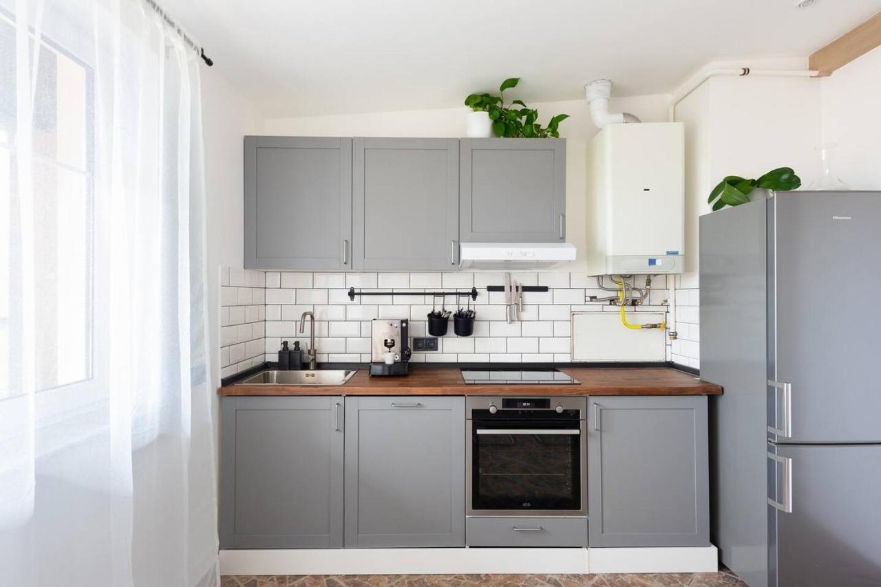 Huge 5 Bedrooms Near Castle Prag