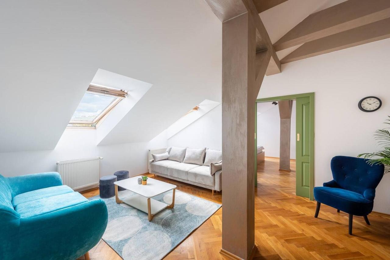 Huge 5 Bedrooms Near Castle